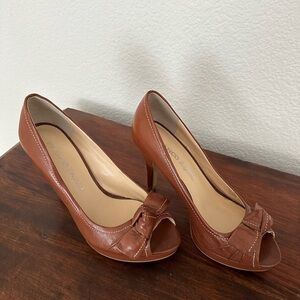 Franco Sarto brown peep toe heels with bow, size 7.5